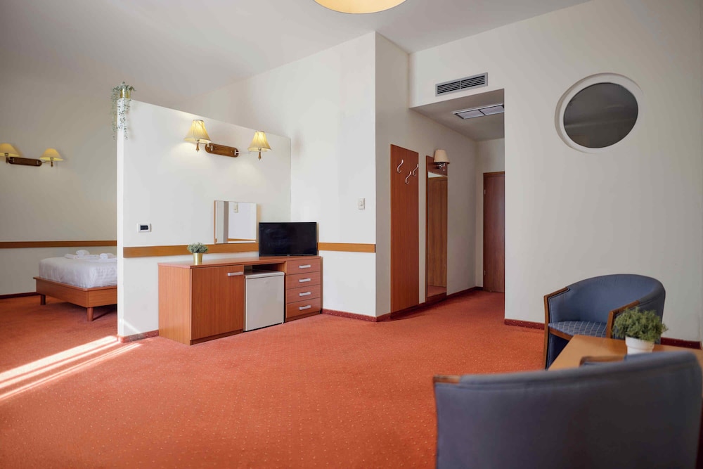 Superior Double Room with Sea View - Photo 4