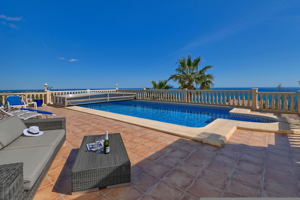 Villa photo 3