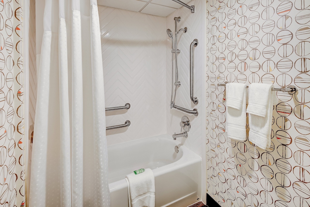 Suite, 1 King Bed, Accessible Bathtub (Mobility) photo 3