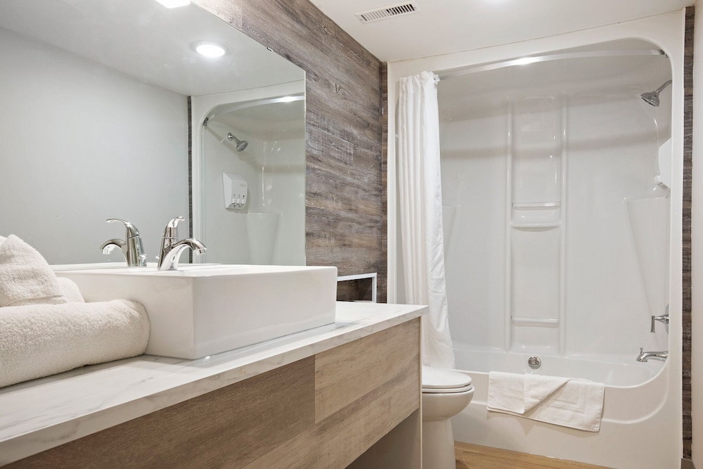 Standard Room, 1 Queen Bed, Balcony, Partial Ocean View - Photo 6