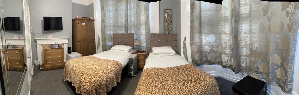 Superior Twin Room, Ensuite photo 1
