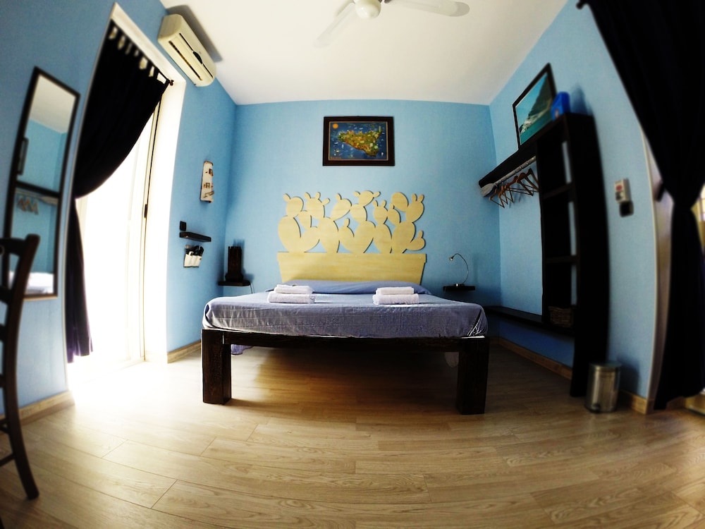 Room (Blue) photo 2