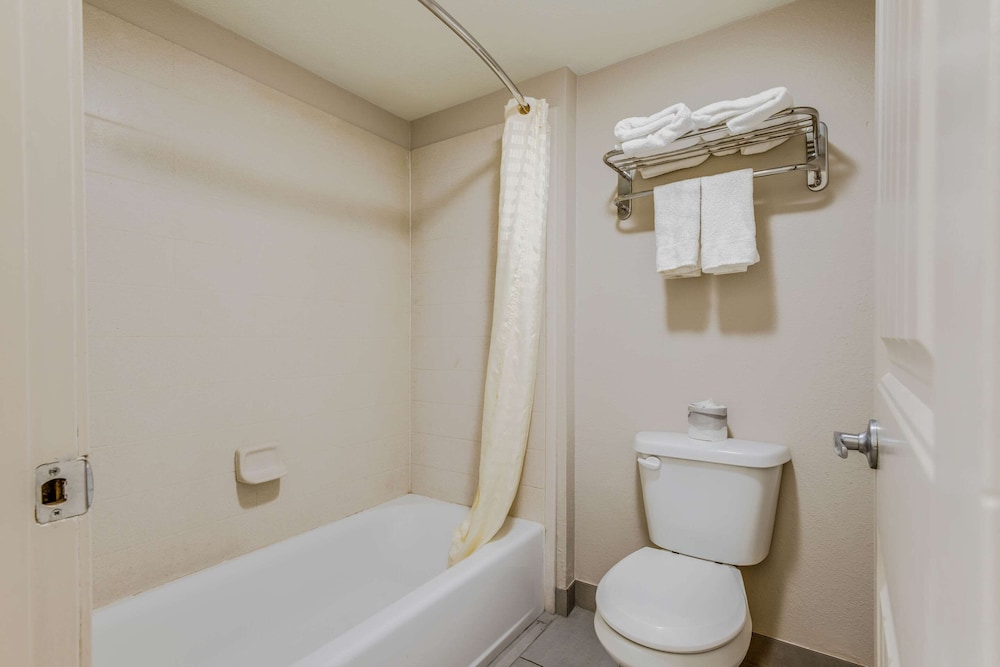 Standard Room, 2 Double Beds, Smoking - Photo 8