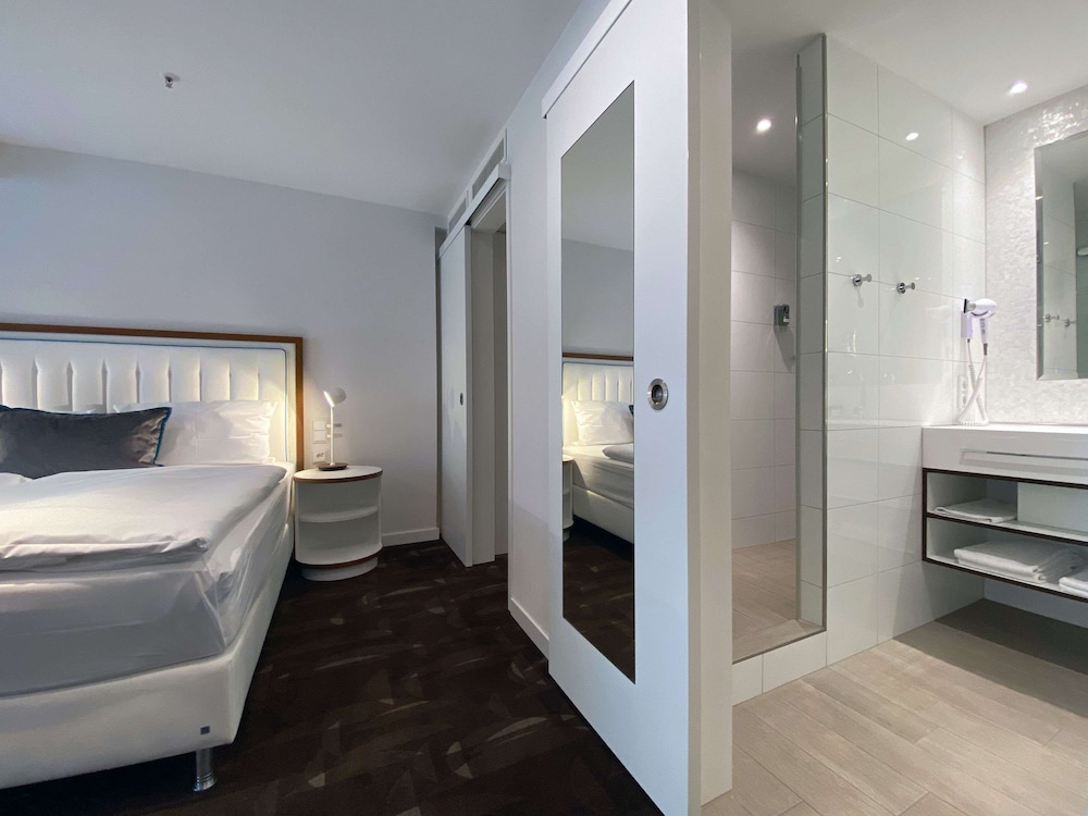 Superior Suite, 1 Queen Bed with Sofa bed thumbnail 6
