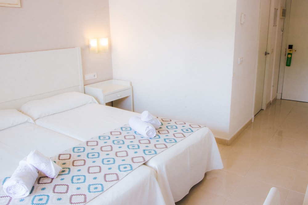 Double Room, Pool View (2 Adults + 2 Children) photo 2