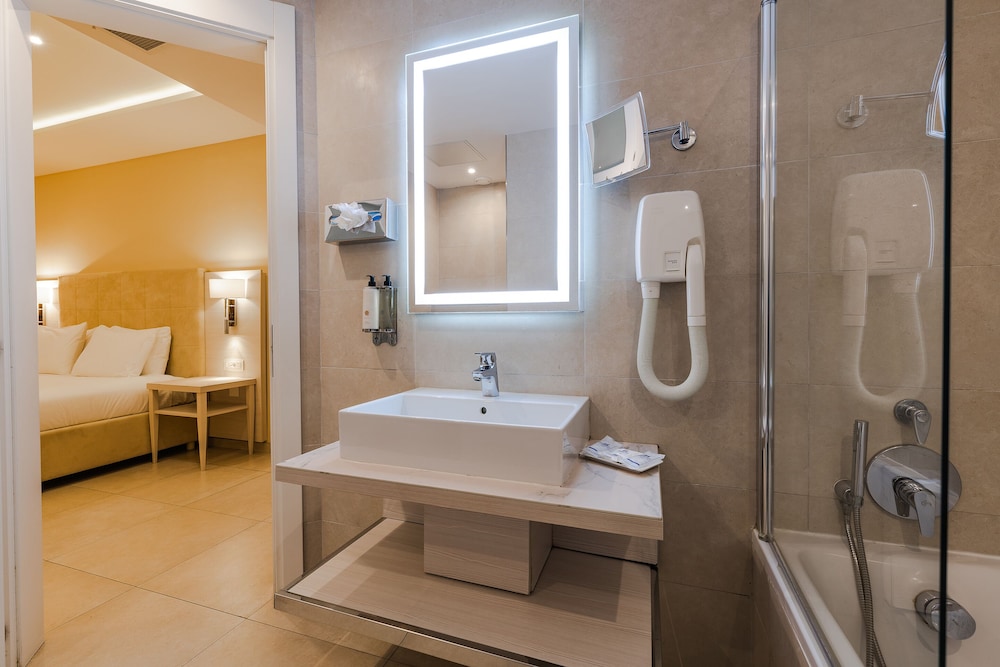 Junior Suite, Balcony (Deluxe) - Photo 7