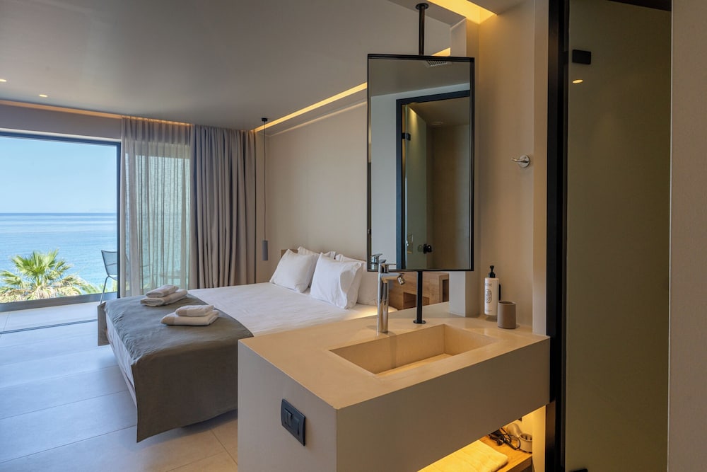 Premium Double Room, 1 King Bed, Sea View, Beachfront photo 1