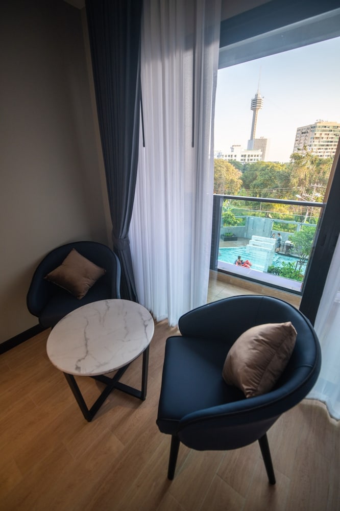Premium Room, Bathtub, Pool View - Photo 12