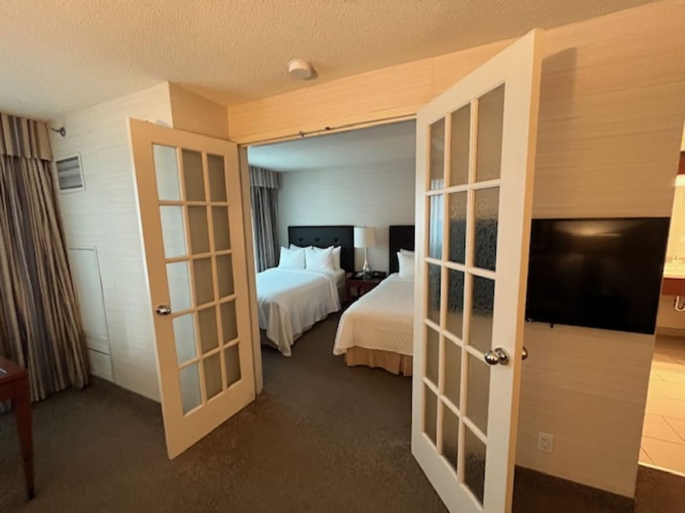 Deluxe Suite, Multiple Beds - Photo 4