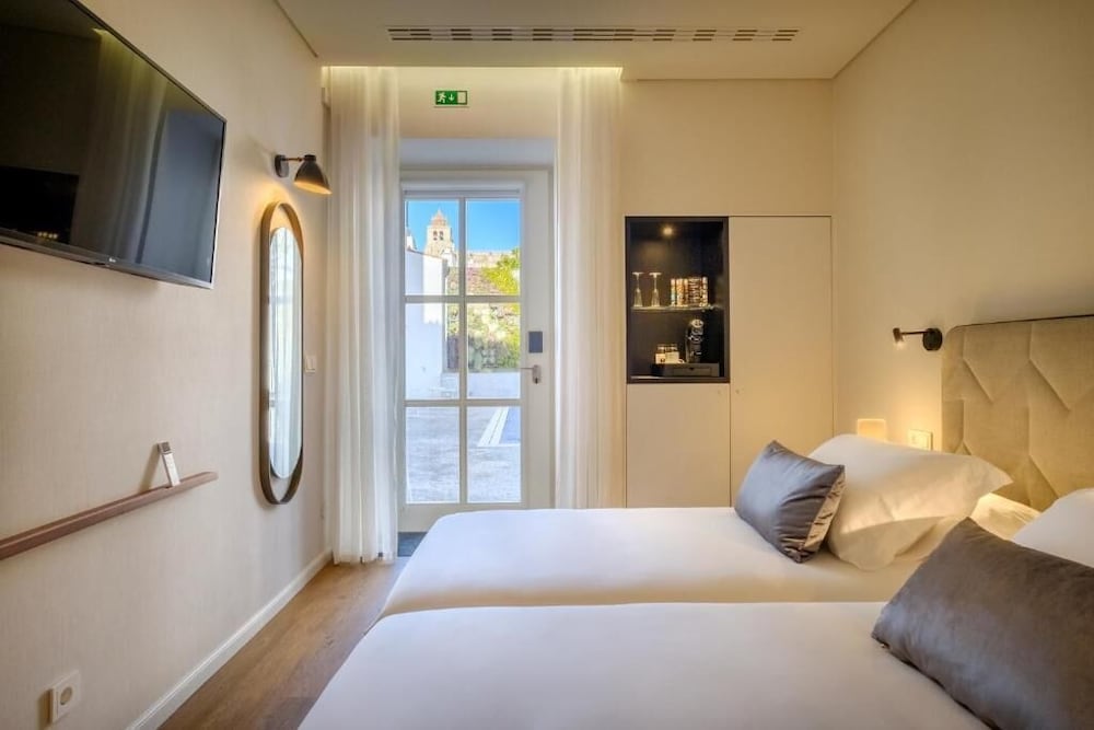 Classic Room, 2 Twin Beds, Non Smoking, Pool View