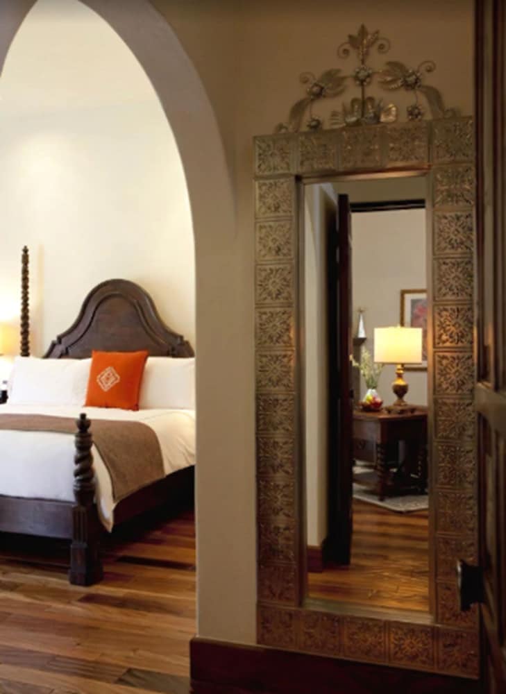Suite, 1 King Bed - Photo 4