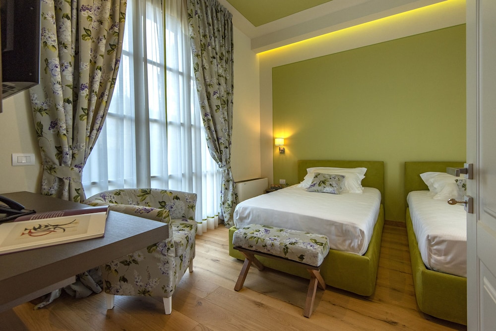 Suite, Multiple Beds - Photo 18