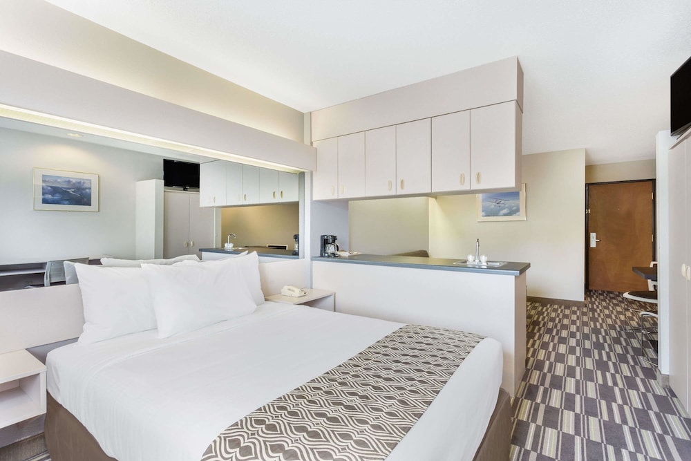 Studio Suite, 1 Queen Bed, Non Smoking - Photo 3