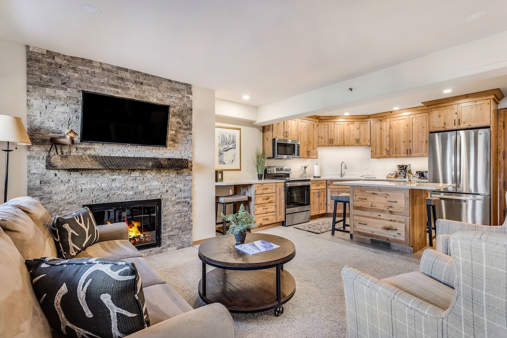 Premier Studio (Unit 107)