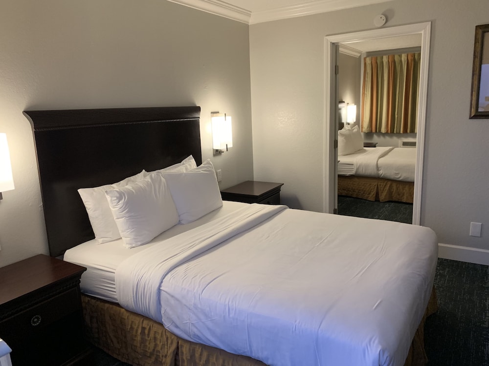 One Bedroom Suite, 2 Queen Beds, Balcony - Photo 4
