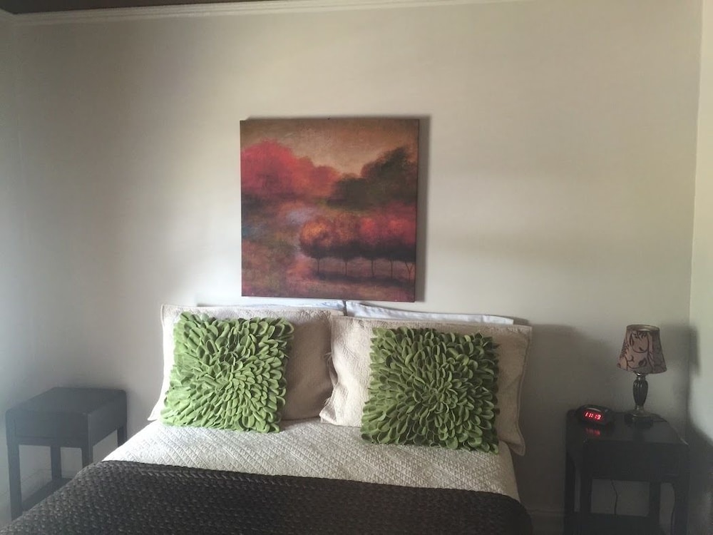 Room, 1 Queen Bed, River View (Émeraude)