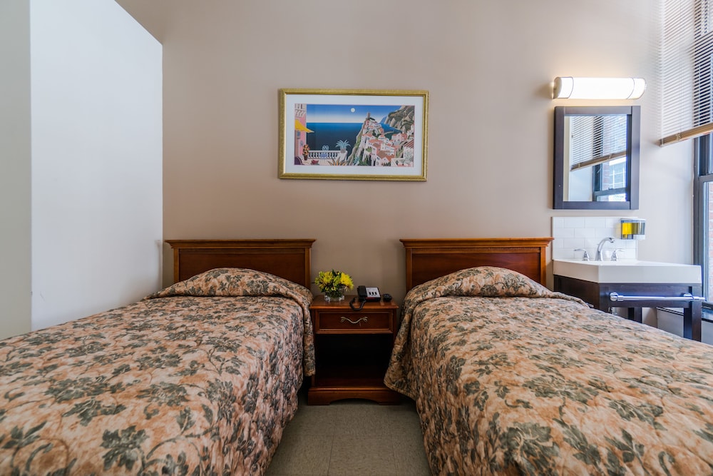 Standard Room, 3 Twin Beds, Shared Bathroom photo 3