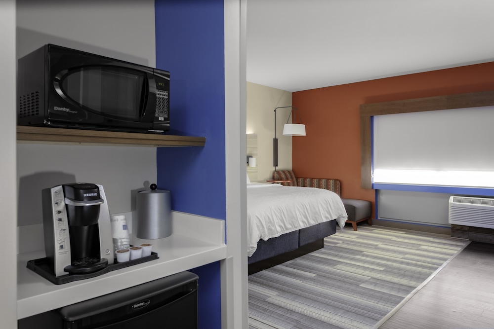Suite, 1 King Bed - Photo 2