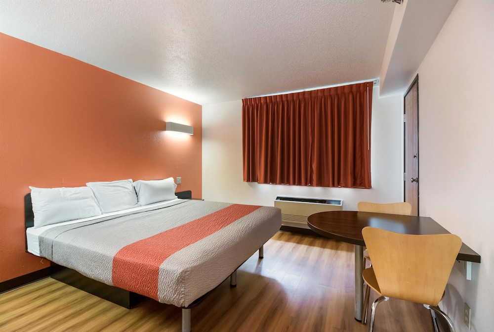 Deluxe Suite, 1 King Bed, Non Smoking, Hot Tub