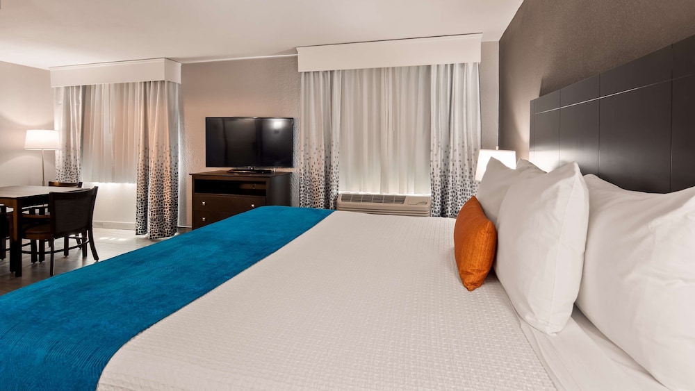 Standard Room, 1 King Bed, Non Smoking, Kitchenette