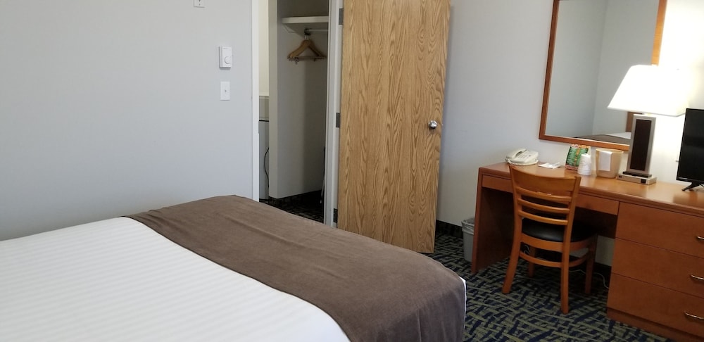 Suite, 2 Queen Beds, Non Smoking, Refrigerator & Microwave (Refrigerator & Microwave) - Photo 4