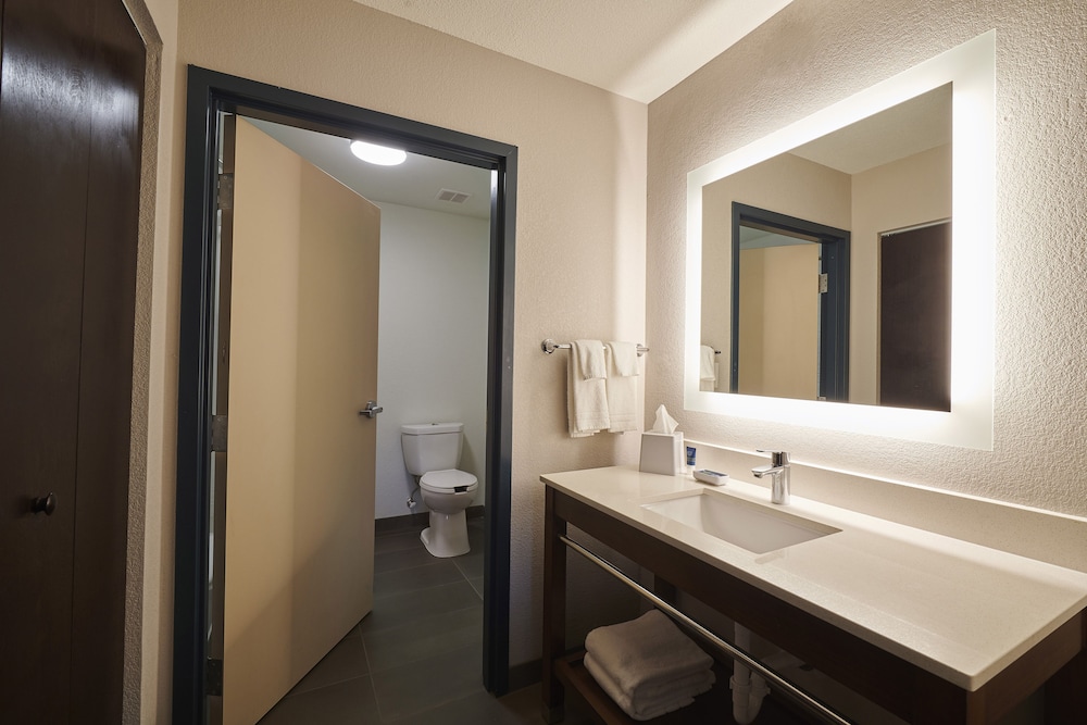 Suite, 2 Bedrooms - Photo 3