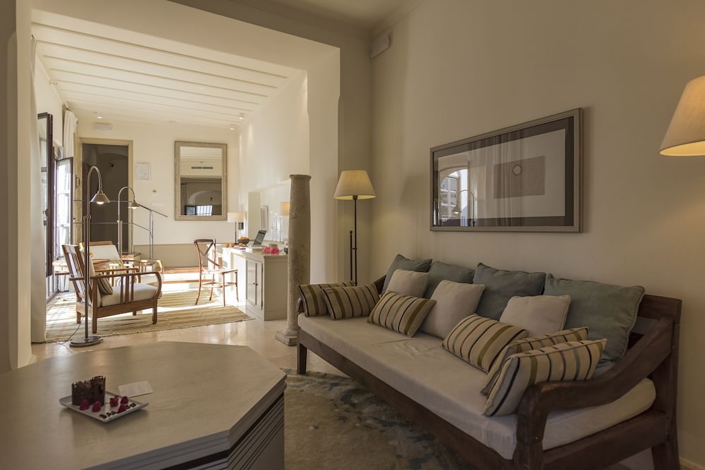 Royal Suite, 1 Queen Bed - Photo 4