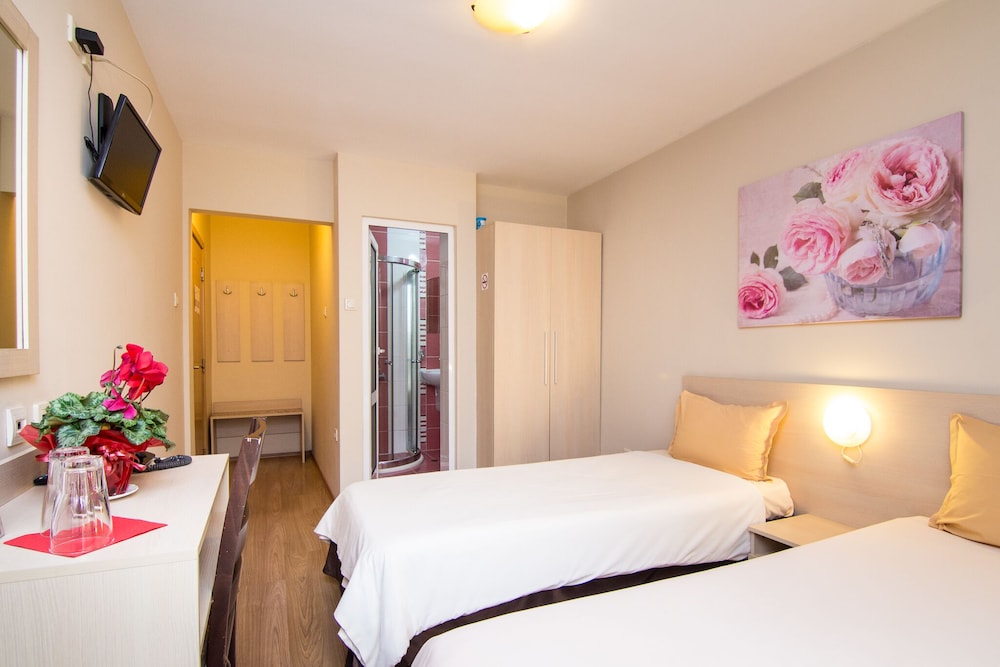 Twin Room - Photo 4