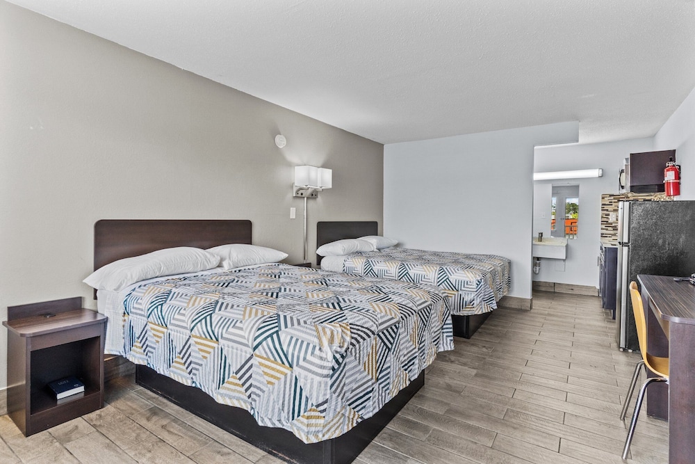 Standard Room, 2 Queen Beds, Non Smoking, Kitchen - Photo 4