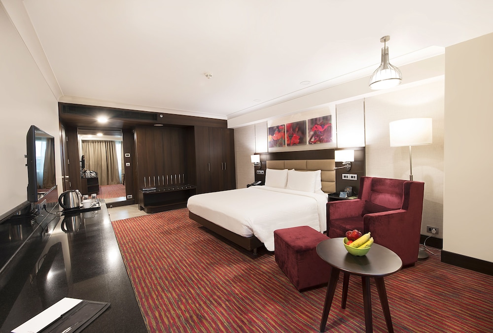 Executive Suite, 1 King Bed - Photo 2