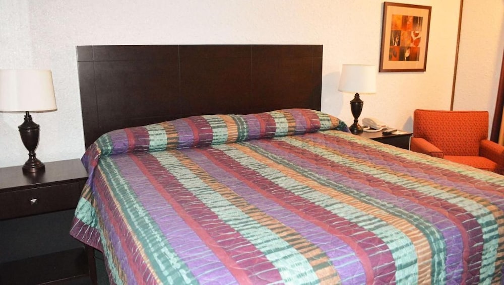 Deluxe Single Room, 1 Queen Bed, Non Smoking, Jetted Tub photo 3