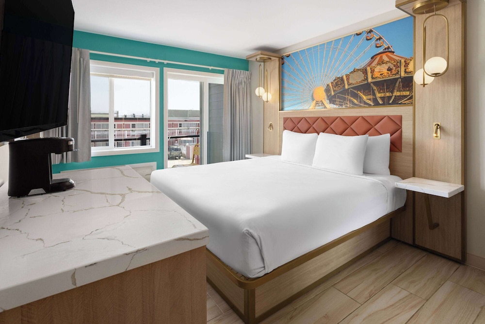 Deluxe Room, 1 King Bed, Non Smoking photo 1