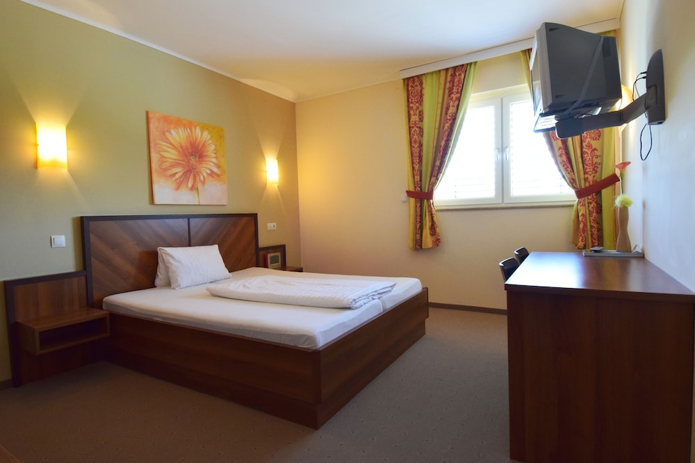 Double Room Single Use, 1 Double Bed, Ensuite photo 1