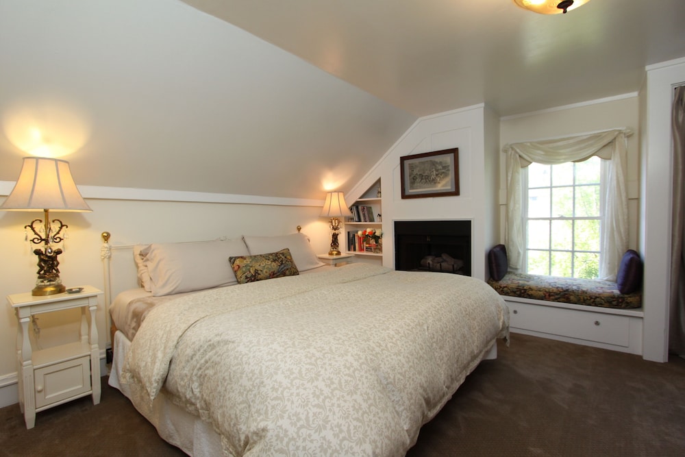 Room (At the top with detached bath) photo 1