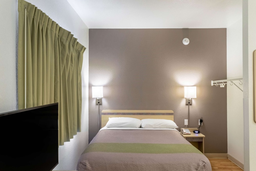 Deluxe Single Room, 1 Queen Bed, Non Smoking, Kitchenette photo 3