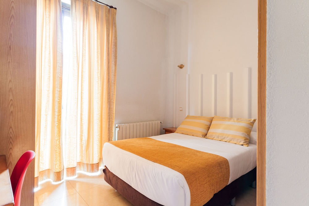 Basic Double Room, Private Bathroom (dbm) - Photo 2