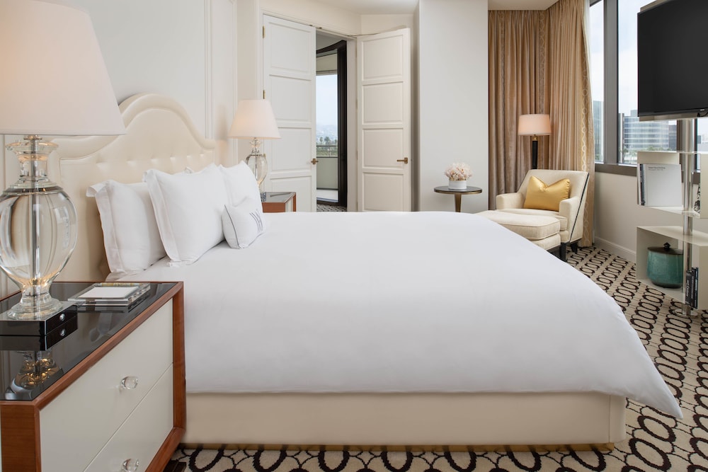 Suite, 1 King Bed, Accessible (Beverly Hills, Hearing)