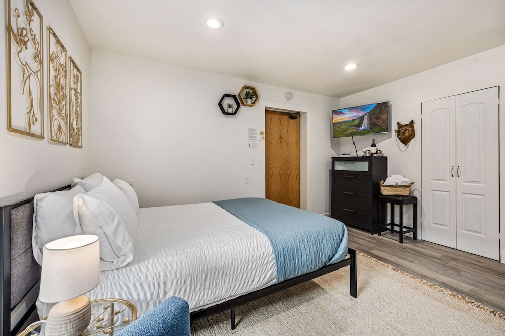 Apartment, 1 Queen Bed, Sauna (620 Mathews St. (Unit 100)) photo 2