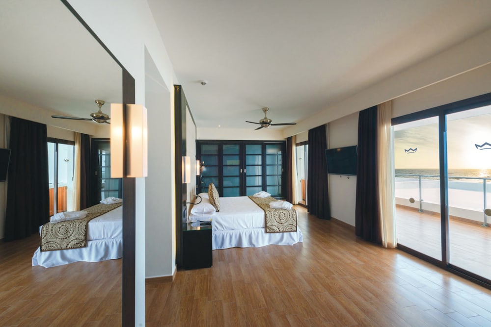 Senior Suite, Jetted Tub, Sea View (B2C-US) photo 2