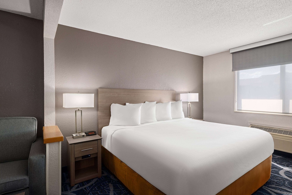 Studio Suite, 1 King Bed, Non Smoking - Photo 1