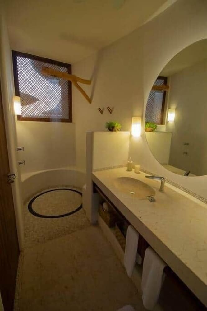 Exclusive Apartment, 1 King Bed, Ocean View photo 2
