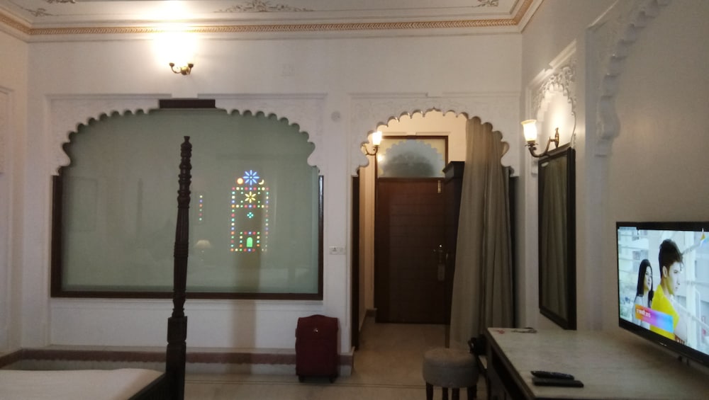 Suite, Lake View