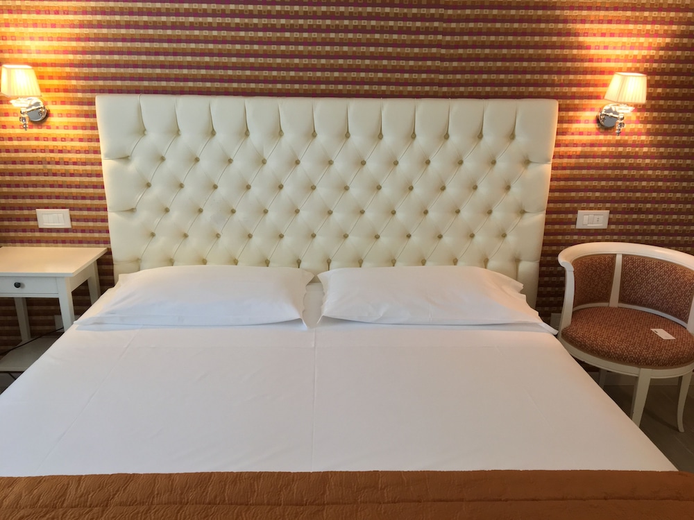 Comfort Triple Room, 1 Bedroom, Refrigerator, City View photo 2