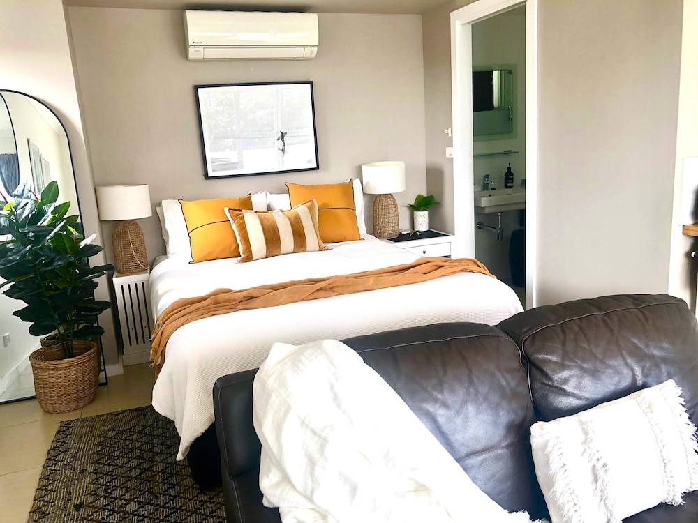 Superior Studio Suite, 1 Queen Bed, Balcony, Sea View photo 1