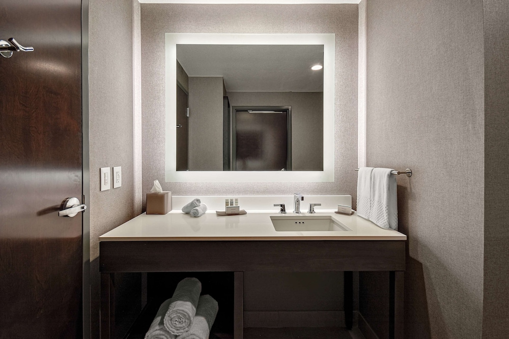 Studio, 1 King Bed, Accessible (Hearing)