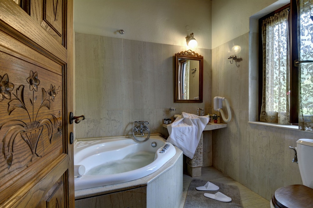 Deluxe Double or Twin Room, Fireplace photo 3