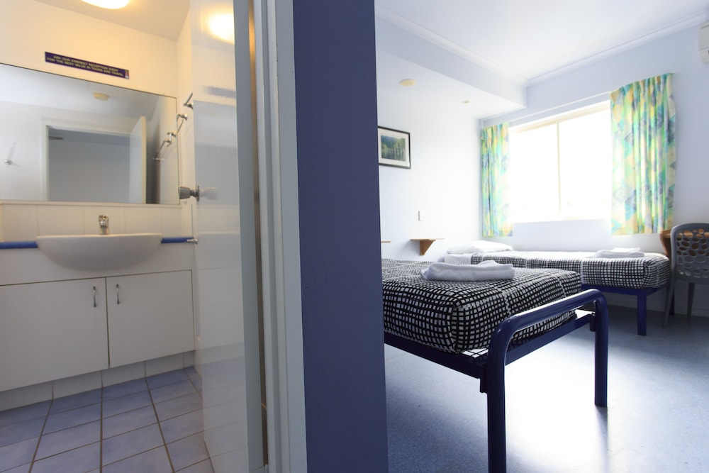 Twin Room with Ensuite thumbnail 5