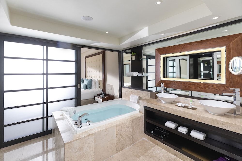 Family Concierge Master Suite Nature View - Photo 9