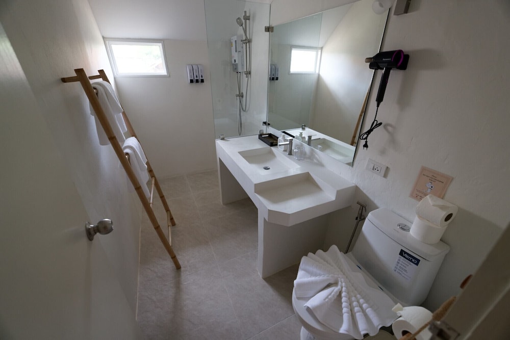 Deluxe Suite, 1 King Bed, Beach View photo 3