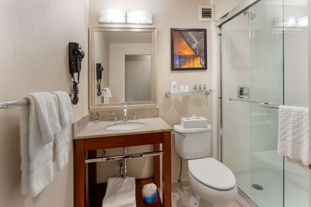 Standard Room, 1 Queen Bed, Non Smoking, Refrigerator & Microwave photo 2